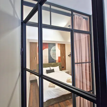 By The Pool #7 아파트 벨린그래드