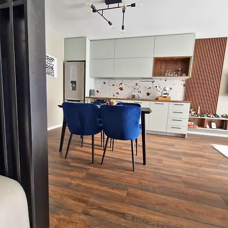 By The Pool #7 아파트