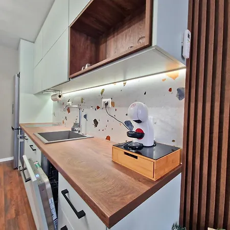 By The Pool #7 벨린그래드