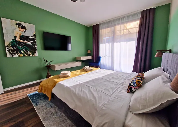 By The Pool #7 Lejlighed *